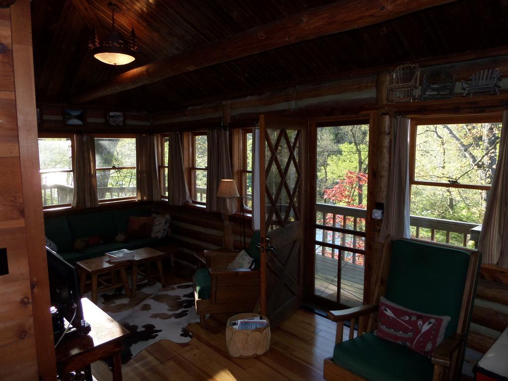 ユリーカ・スプリングス Lake Lucerne Treehouseヴィラ エクステリア 写真